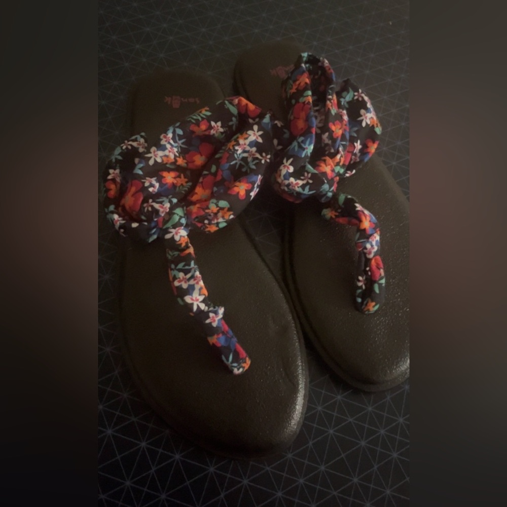 Sanuks Sandals. S8. Brand new